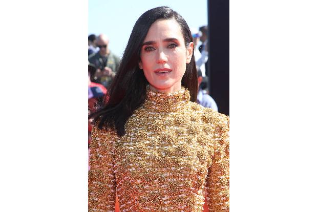 Jennifer Connelly verdreht Maverick im neuen Film den Kopf: Sie spielt eine alleinerziehende Mutter und Barbesitzerin, für die sich der Testpilot interessiert.