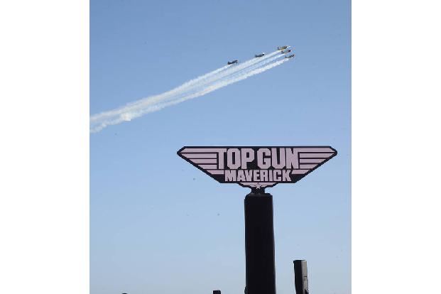 Für die nötige Atmosphäre sorgten vorbeifliegenden Kampfjets. 'Top Gun: Maverick' ist ab dem 26. Mai in den deutschen Kinos zu sehen.