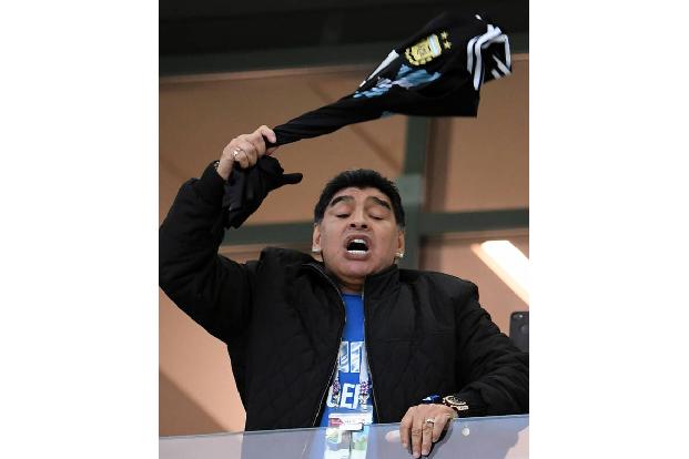 Schon zu aktiven Zeiten war Diego Maradona süchtig nach Kokain, machte immer wieder Schlagzeilen durch seine Drogen-Exzesse. Auch zahlte er kaum Steuern während seiner Zeit in Neapel. Die werden die i ...