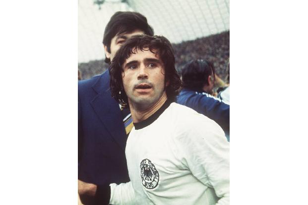 Gerd Müller gilt vielen noch immer als der beste deutsche Stürmer aller Zeiten, er schoss beim WM-Gewinn 1974 das Siegtor. Später folgte ein Absturz in den Alkohol. Doch ehemalige Mannschaftskameraden ...