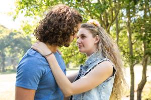 Diese 12 Fragen sorgen für Nähe in der Beziehung