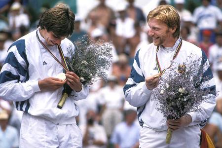 Olympia-Gold mit dem großen Rivalen - Ein Jahr nachdem Becker im Wimbledon-Finale ausgerechnet seinem Landsmann Michael Stich unterliegt, gewinnt das deutsche Duo 1992 in Barcelona die olympische Gold-Medaille im Doppel. Heute sind die einstigen Kontrahenten Freunde.