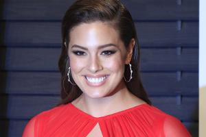 Süßes Foto: Ashley Graham stillt ihre Zwillinge gleichzeitig