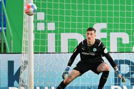 Greuther Fürth - TOR: Andreas Linde - Note: 5,0 - War nicht der erhoffte Rückhalt und patzte gleich mehrfach. Sah direkt beim ersten Schuss auf sein Tor unglücklich aus, weil er den Ball direkt vor die Füße von Brandt abwehrte. Den dritten Gegentreffer muss er ebenfalls verhindern. Konnte sich auf der anderen Seite nie wirklich auszeichnen.