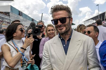 Diese Promis waren beim Formel-1-Rennen in Miami - Am Wochenende gastierte die Formel 1 zum ersten Mal in Miami. Neben Zehntausenden Fans lockte die Königsklasse des Motorsports auch zahlreiche Promis aus Unterhaltung und Sport an die Strecke. Wir haben eine Auswahl der größten Stars zusammengestellt: Diese Promis waren beim Formel-1-Rennen in Miami - Am Wochenende gastierte die Formel 1 zum ersten Mal in Miami. Neben Zehntausenden Fans lockte die Königsklasse des Motorsports auch zahlreiche Promis aus Unterhaltung und Sport an die Strecke. Wir haben eine Auswahl der größten Stars zusammengestellt: