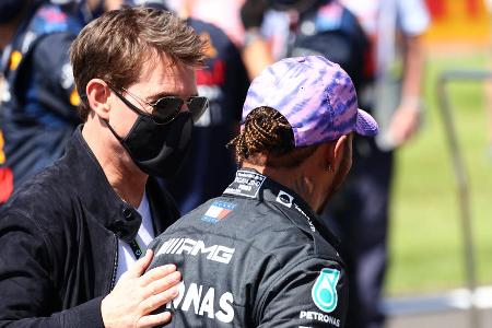 Schauspieler Tom Cruise im Zwiegespräch mit Lewis Hamilton