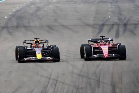 Formel 1: Noten und Einzelkritik zum Miami-GP - Was für ein Spektakel bei der Premiere des Miami-GP! In einem epischen Duell setzte sich Max Verstappen gegen Charles Leclerc durch und sicherte sich den Premierensieg in der Magic City. Leclercs Teamkollege Carlos Sainz belegte Platz drei, während die beiden Deutschen auf dramatische Art die fast schon sicheren Punkte verloren. Hier gibt's alle Fahrer in der Einzelkritik. Formel 1: Noten und Einzelkritik zum Miami-GP - Was für ein Spektakel bei der Premiere des Miami-GP! In einem epischen Duell setzte sich Max Verstappen gegen Charles Leclerc durch und sicherte sich den Premierensieg in der Magic City. Leclercs Teamkollege Carlos Sainz belegte Platz drei, während die beiden Deutschen auf dramatische Art die fast schon sicheren Punkte verloren. Hier gibt's alle Fahrer in der Einzelkritik.