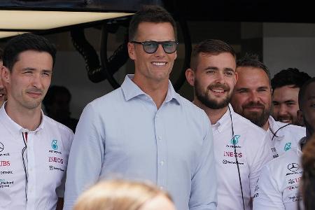 NFL-Star Tom Brady posiert vor der Silberpfeil-Garage
