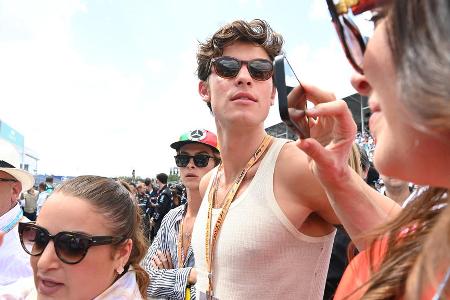 Pop-Sänger Shawn Mendes nimmt ein Bad in der Menge