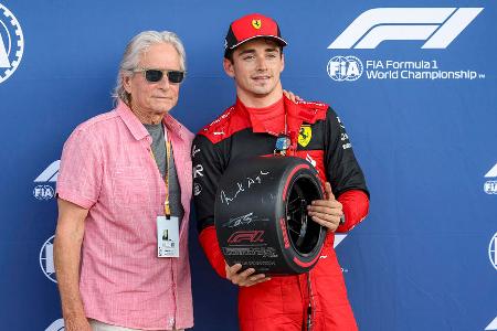 Schauspiel-Ikone Michael Douglas mit Quali-Sieger Charles Leclerc