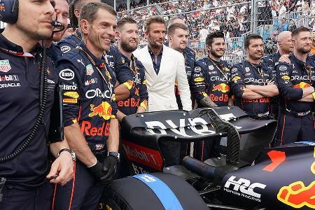 David Beckham, Ex-Fußballer und Besitzer von Inter Miami, ganz nah am Red-Bull-Boliden