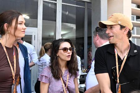 Hollywoods Vorzeigepaar Ashton Kutcher (re.) und Mila Kunis (M.) bei Mercedes