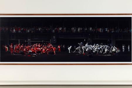 Andreas Gursky, F1 Boxenstopp I, 2007, aus der Serie Boxenstopp, Fondation Louis Vuitton, Frankreich