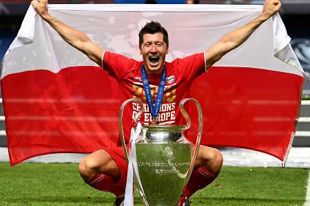 Karriere für die Geschichtsbücher - Robert Lewandowski legt beim FC Bayern eine Karriere für die Geschichtsbücher hin. Acht Saisons spielte der Pole seit 2014/2015 für den Rekordmeister, wurde in jeder Saison mit den Münchnern Deutscher Meister. Unglaubliche 237 Bundesliga-Tore in 252 -Spielen stehen für Lewy im Bayern-Trikot zu Buche. Mit seiner Torquote (0,94) stellt er damit sogar Vereinslegende Gerd Müller (0,85) in den Schatten. Lewandowski ist längst selbst eine Klubikone des FC Bayern - und könnte dennoch bald gehen.