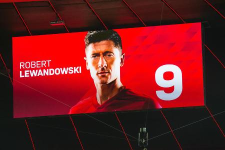 Der Königsvertrag - Spekulationen um einen Lewandowski-Abschied aus der Bundesliga gibt es schon seit vielen Jahren. Immer wurde vor allem Real Madrid mit dem Stürmerstar in Verbindung gebracht. Im Sommer 2019 ließ der FC Bayern dann aber mit dieser Knaller-Meldung aufhorchen: Robert Lewandowski unterschrieb vorzeitig und langfristig bis Sommer 2023 für ein kolportiertes Jahresgehalt von 20 Millionen Euro. Dieser Vertrag hat bis heute Bestand und ist Grundlage der momentanen Verhandlungen.