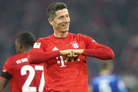 Rekordjahre wecken neue Begehrlichkeiten - Zu Beginn der Corona-Pandemie beruhigten sich die Spekulationen um einen Lewandowski-Abschied aus München zunächst. Zu stark performte er 2020 für den FC Bayern, zu wohl fühlte er sich offenbar in Deutschlands größtem Fußball-Klub. Die Harmonie hielt bis zum Sommer 2021, als Lewandowski mit schier unglaublichen 41 Saisontoren einen neuen Bundesliga-Rekord aufstellte.