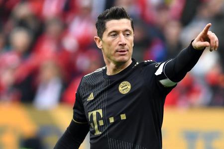 Abgang nach Spanien schon klar? - Im April kursierten sogar schon erste Meldungen, wonach sich der polnische Nationalmannschafts-Kapitän mit Barca geeinigt haben soll. Eine Zusage des Spielers soll es bereits geben, einen Vertragsentwurf des Klubs ebenfalls. Als wirklich wahrhaftig erwies sich keine dieser Spekulationen. Es wurde aber bis zuletzt deutlich: Die Chancen, Lewandowski über den Sommer 2022 weiter in München zu sehen, schwinden von Tag zu Tag.