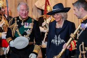 Herzogin Camilla im marineblauen Mantel zur Parlamentseröffnung