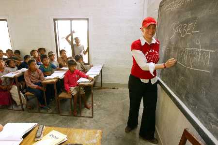 Bärbel Schäfer als UNICEF-Botschafterin in einer Schule in Nepal