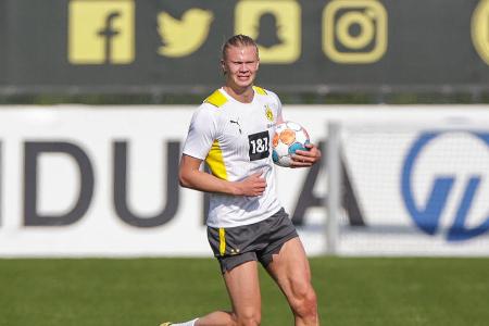 BVB stellt Haaland frei - Am 9. Mai 2022 kommt der monatelange Poker um Haaland auf der Zielgeraden an. Am trainingsfreien Montag erlaubt der Verein dem Norweger, 'persönliche Angelegenheiten zu regeln', wie der BVB auf Anfrage bestätigt. Die belgische Zeitung 'La Derniere Heure' berichtet, dass Haaland im Erasmus-Krankenhaus in Brüssel im Beisein des Mannschaftsarztes von Manchester City den Medizincheck absolviert.