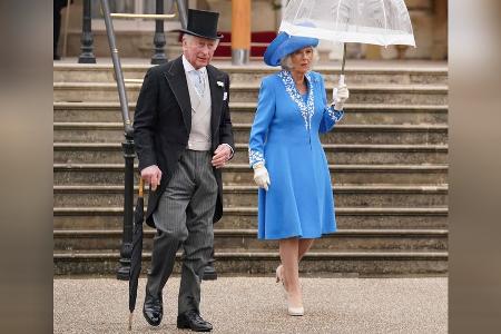 Prinz Charles und Herzogin Camilla feiern erste Gartenparty im Regen