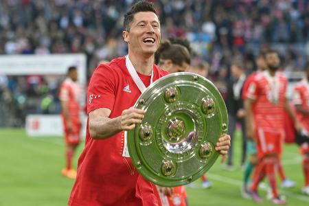 Hat der FC Bayern zu spät reagiert? - Zum Bundesliga-Finale 2022 hat Klubboss Oliver Kahn zuletzt mehrfach klargestellt, Lewandowski im Verein halten zu wollen. Doch könnten diese Bekenntnisse längst zu spät gekommen sein. Der Superstar ist gekränkt, fühlt sich nicht angemessen wertgeschätzt. Ob nun Barca, Liverpool oder ManUnited: Ein Abschied des Top-Torjägers aus München scheint Stand Mai ein durchaus realistisches Szenario zu sein.