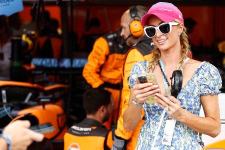 It-Girl und Hotel-Erbin Paris Hilton vor der McLaren-Garage