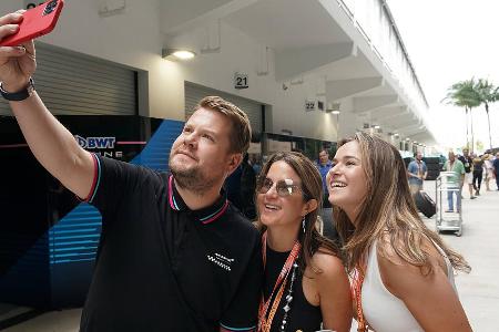 Late-Night-Showmaster James Corden macht Selfies