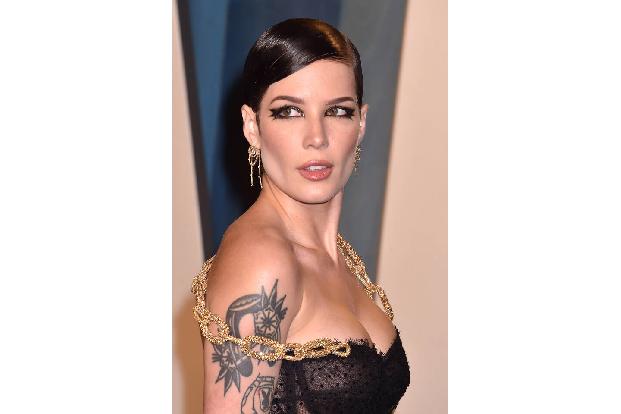 …zum Beispiel Halsey. Die Sängerin brachte im letzten Jahr ihren Sohn zur Welt, setzt sich aber voll für das Recht auf Abtreibung ein. 
