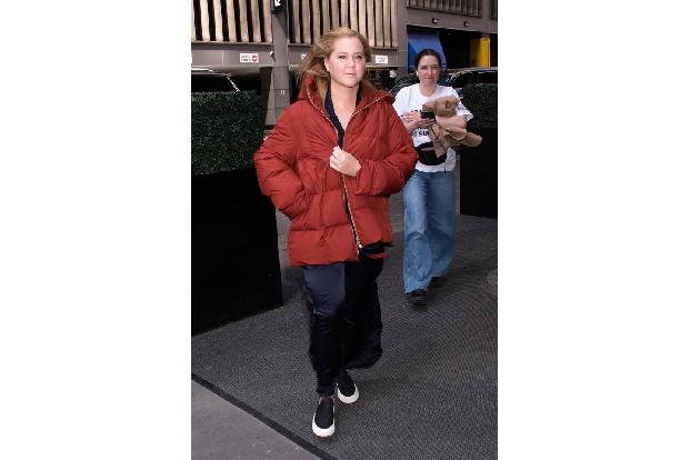 Amy Schumer ging umgehend auf eine Kundgebung und schrieb auf Social Media, dass Abtreibung zur Gesundheitsversorgung zähle. 