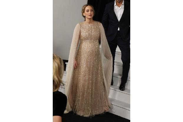 Jennifer Lawrence, selbst frisch gebackene Mutter, setzt sich nicht erst seit der erneut aufgekommenen Debatte für Abtreibungsrechte ein. Erst vor Kurzem trug sie ein Plakat auf einer Demo. Darauf sta ...