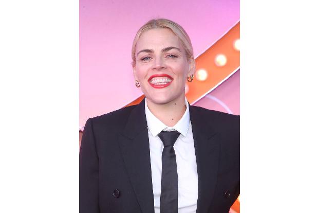 Normalerweise bringt Busy Philipps Zuschauer*innen mit RomComs zum Lachen, doch das ist ihr seit dem geleakten Dokument des Obersten Gerichtshofes gründlich vergangen. Sie ruft zum Widerstand auf: 