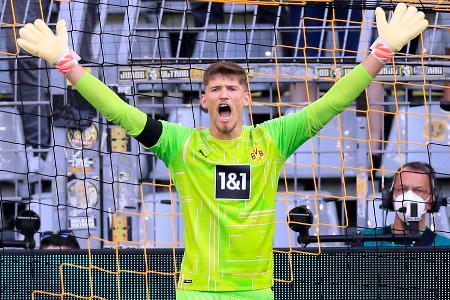 TOR: Gregor Kobel - Note 2,5 - Kam für 15 Millionen Euro als zweitteuerster Torhüter der Bundesligageschichte vom VfB Stuttgart. Übernahm auf Anhieb die Rolle der Nummer eins, startete bärenstark in die Saison. Im weiteren Verlauf schlich sich dann zwar der ein oder andere Wackler ein, unter dem Strich gehörte Kobel aber zu den besten Borussen.