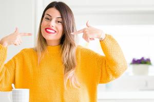 Für ein strahlend weißes Lächeln: Die besten Tipps gegen gelbe Zähne