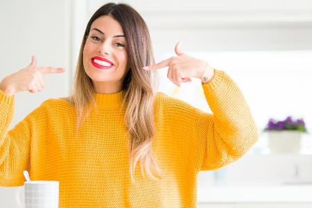 Für ein strahlend weißes Lächeln: Die besten Tipps gegen gelbe Zähne Für ein strahlend weißes Lächeln: Die besten Tipps gegen gelbe Zähne