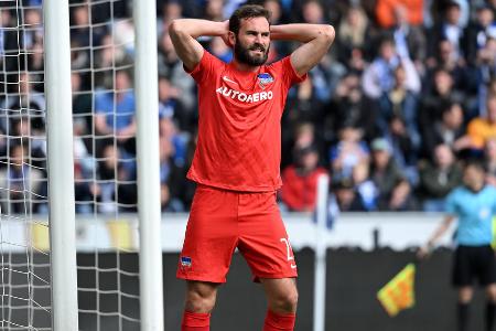 MITTELFELD: Lucas Tousart (Hertha BSC) - Das Berliner Mittelfeld war in dieser Saison eine einzige Baustelle. Tousart war mittendrin. Der Franzose trat weder als Lenker noch als Denker in der Zentrale auf. In Zweikämpfen ließ er sich regelmäßig den Schneid abkaufen, seine Pässe landeten in mehr als der Hälfte der Fälle nicht bei seinen Mitspielern. Dass die Alte Dame in die Relegation muss, muss auch er sich ankreiden.