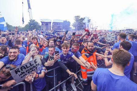 Die Schalke-Profis begrüßen die zahlreichen Fans.