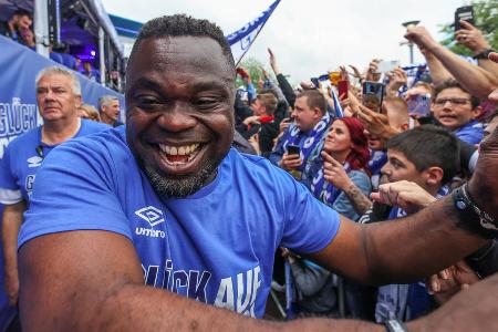 Teammanager Gerald Asamoah genießt das Bad in der Menge.