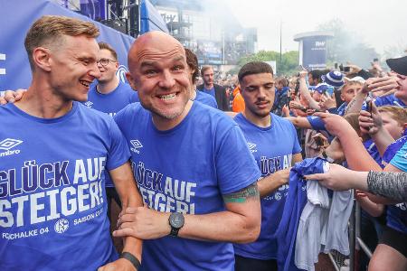 Sportdirektor Rouven Schröder hat sichtlich Spaß.