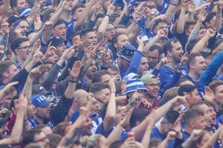 Die Stimmung bei den Fans ist ausgelassen.
