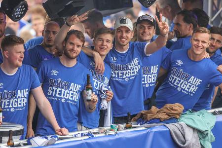 Die Schalke-Stars lassen sich gebührend feiern.