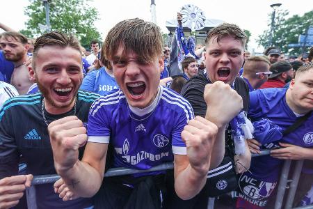 Die Fans in der ersten Reihe sind hautnah dabei.