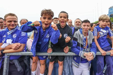 Auch die ganz jungen Fans lassen sich die Aufstiegsfeier nicht entgehen.
