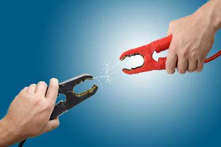 Leere Starterbatterie: Darf man einem E-Auto Starthilfe geben? Leere Starterbatterie: Darf man einem E-Auto Starthilfe geben?
