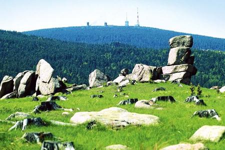 Der weite Blick hinüber zum 1142 Meter hohen Brocken.