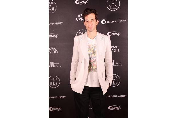 …Mega-Produzent Mark Ronson zog Kids mit 'Pom Pom Gets The Grumps' in den Bann, eine Geschichte über einen Panda, der eines Morgens falsch aufstand und sofort schlechter Laune war.