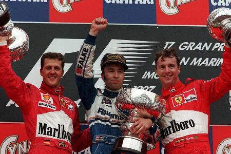 Der erste Sieg - Im vierten Rennen der Saison ist es endlich so weit: Heinz-Harald Frentzen feiert beim Großen Preis von San Marino seinen ersten Formel-1-Sieg. Mit ihm auf dem Treppchen steht das Ferrari-Duo Michael Schumacher und Eddie Irvine.