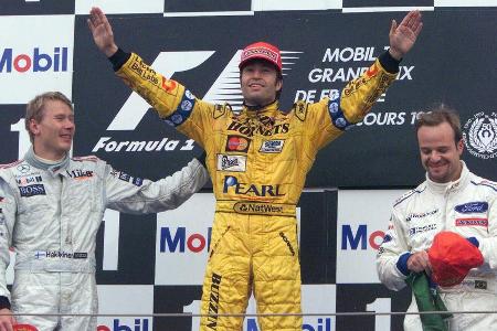 Strategiecoup - Beim Rennen in Magny Cours profitiert Frentzen von einer mutigen Taktik seiner Mannschaft. Der Jordan-Pilot kommt nur ein einziges Mal an die Box und rast mit seinen Regenreifen und genügend Sprit an Bord vor Mika Häkkinen und Rubens Barrichello ins Ziel.