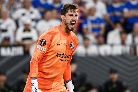 TOR: Kevin Trapp - Note: 1,5 - Bekam im ersten Durchgang nicht allzu viele Möglichkeiten, sich zu auszuzeichnen. Wehrte den Kopfball von Lundstram sicher ab (36.). Wurde vor dem 0:1 von Aribo später auf dem falschen Fuß erwischt. Hielt in der Verlängerung schließlich das Remis gegen Barisic (107.), Tavernier (120.) und sensationell gegen Kent (119.) fest. Wurde im Elfmeterschießen mit der Parade gegen Ramsey zur Legende!