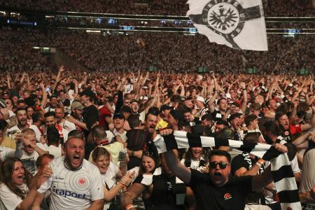 Fans machen Nacht in Frankfurt zum Tag